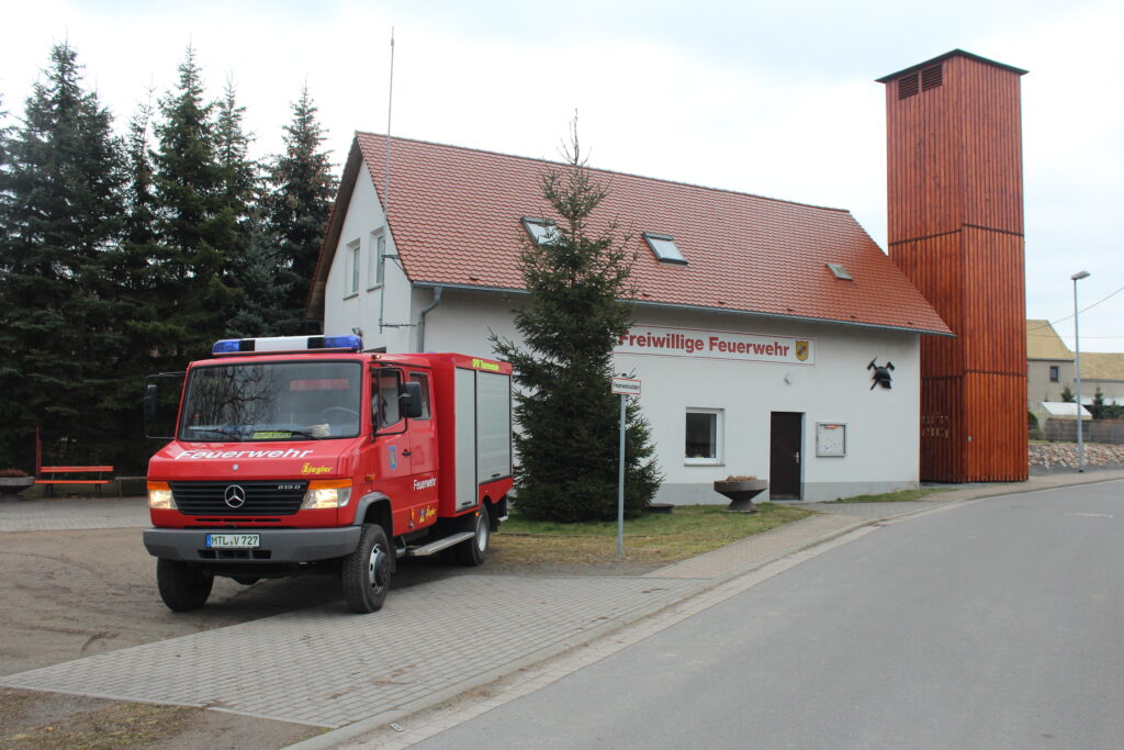 Feuerwehr Gerätehaus mit Trockenturm